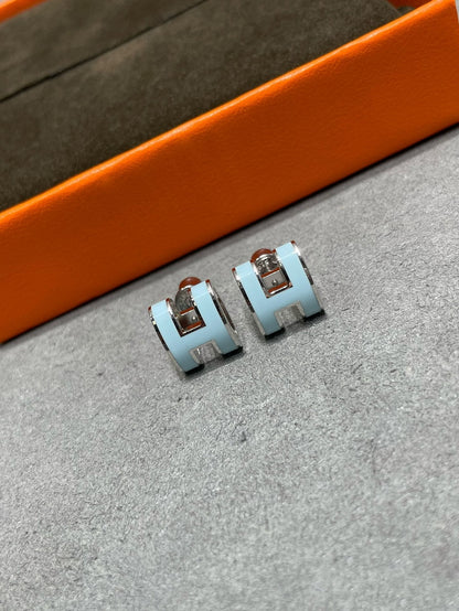 [Amore Jewelry]POP H SKY BLUE STUD EARRINGS